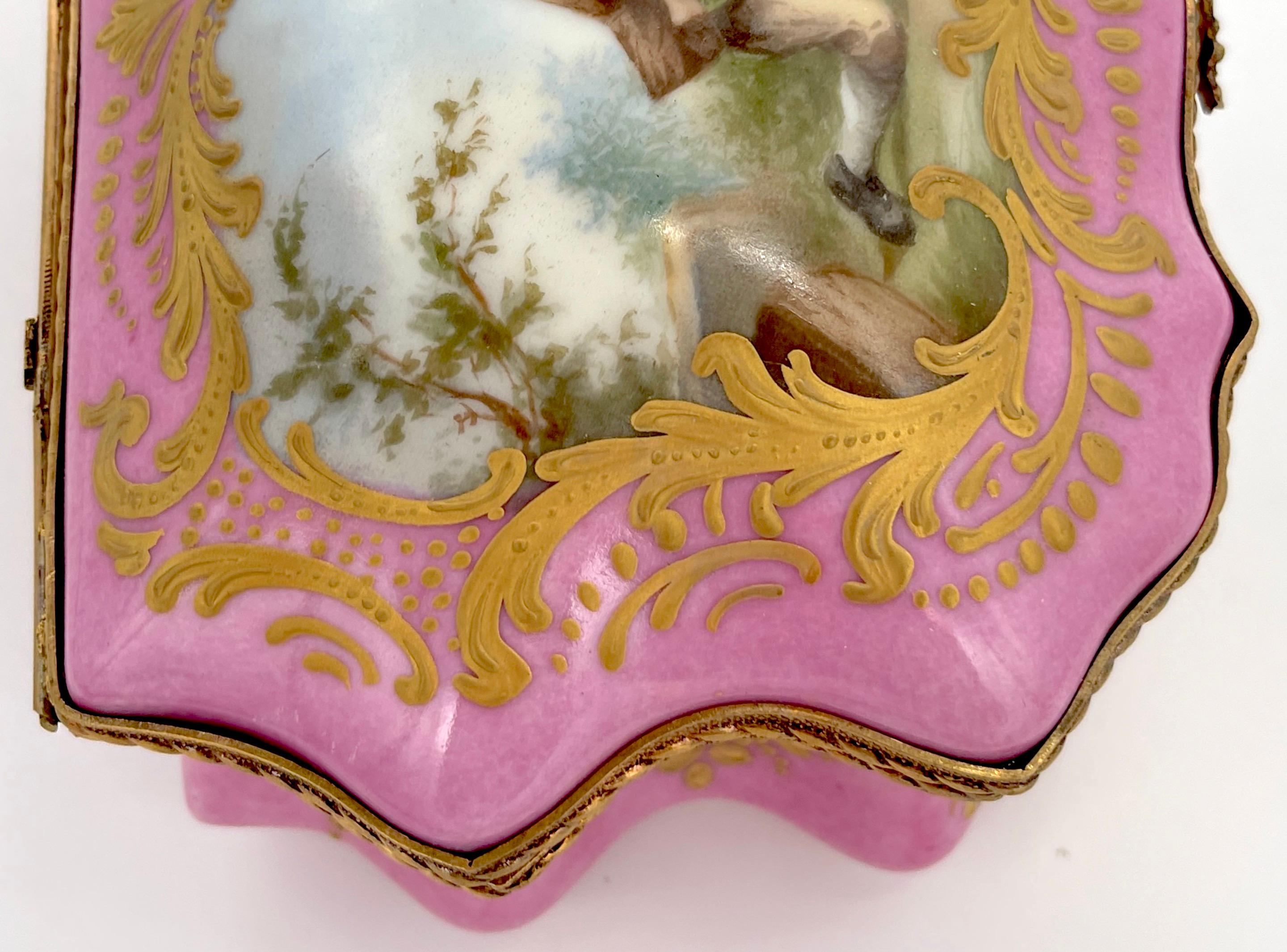 Caja de Sobremesa Montada de Ormolu con Motivo Watteau Bombe Rosa Estilo Sevres Dorado en venta