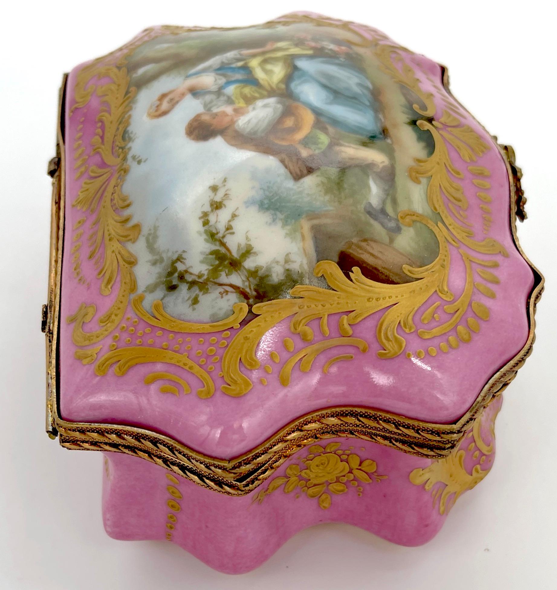 Caja de Sobremesa Montada de Ormolu con Motivo Watteau Bombe Rosa Estilo Sevres en Bueno estado para la venta en West Palm Beach, FL