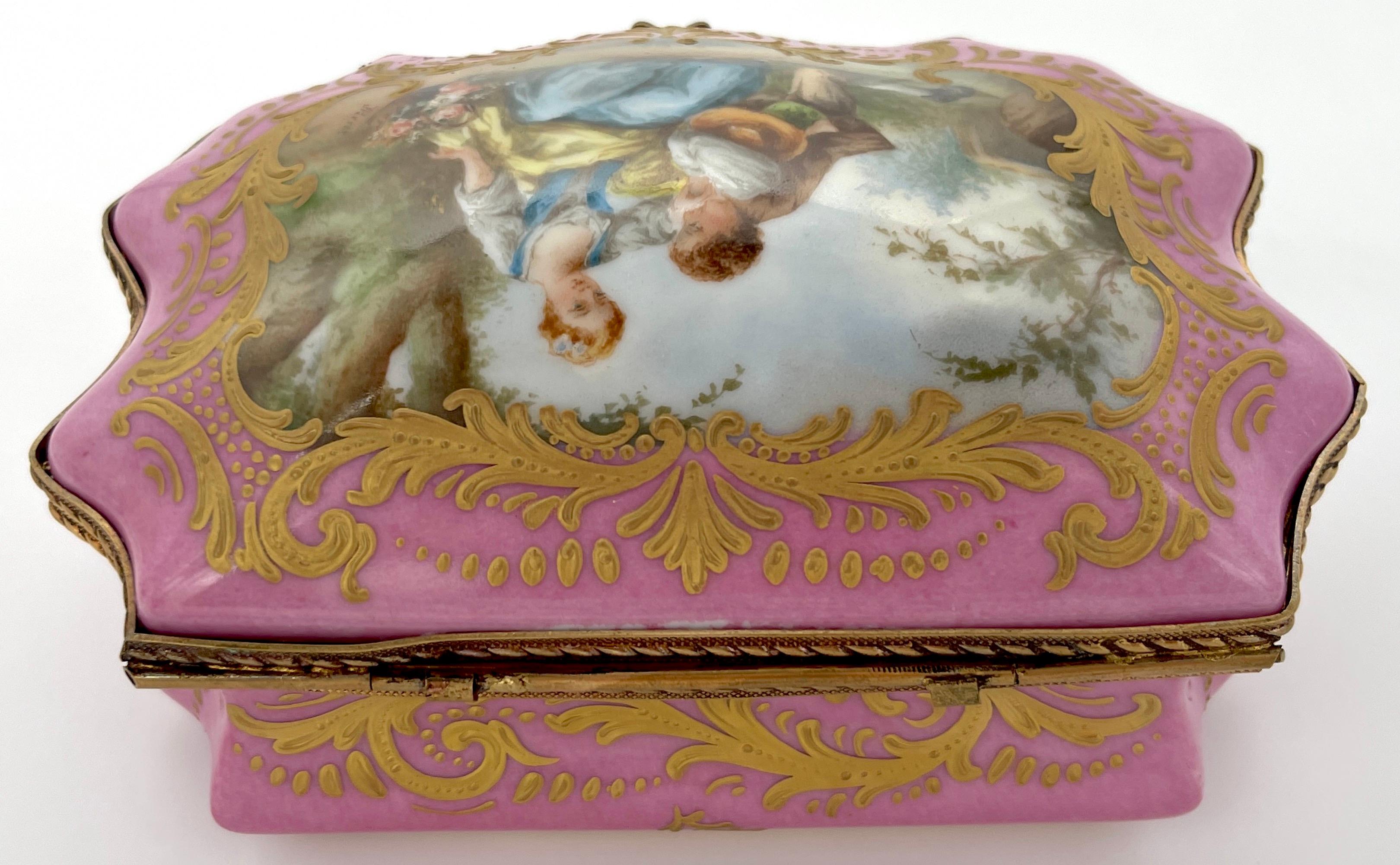 Caja de Sobremesa Montada de Ormolu con Motivo Watteau Bombe Rosa Estilo Sevres siglo XIX en venta