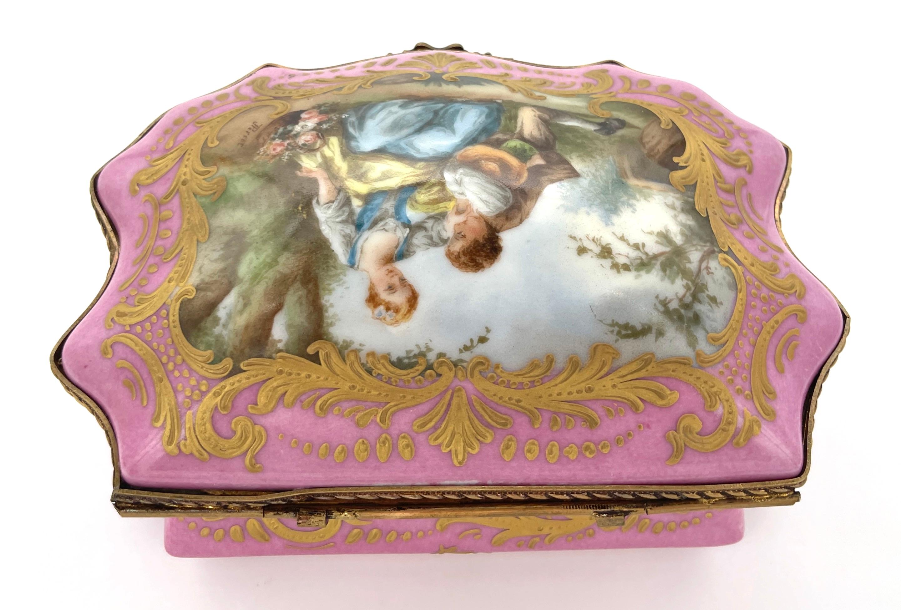 Caja de Sobremesa Montada de Ormolu con Motivo Watteau Bombe Rosa Estilo Sevres Bronce en venta