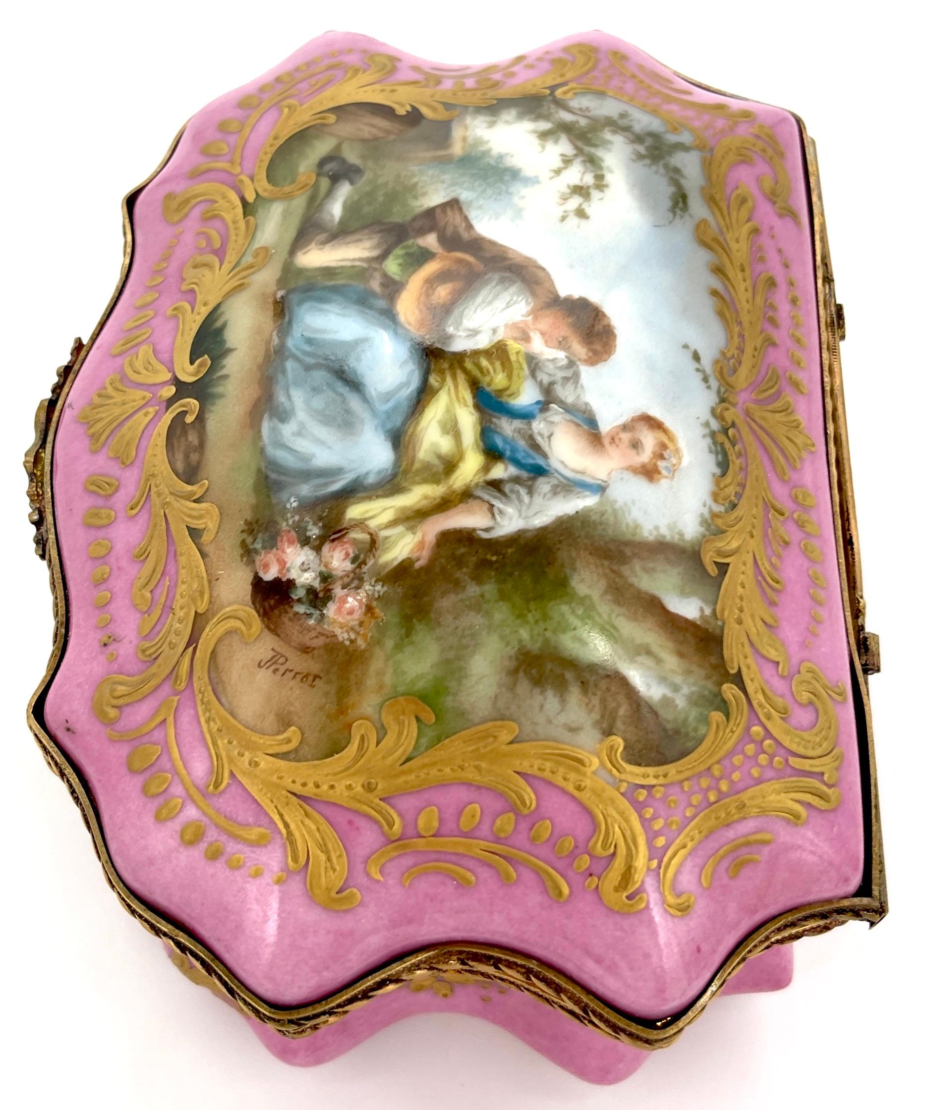 Caja de Sobremesa Montada de Ormolu con Motivo Watteau Bombe Rosa Estilo Sevres en venta 1