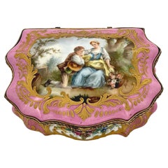 Caja de Sobremesa Montada de Ormolu con Motivo Watteau Bombe Rosa Estilo Sevres