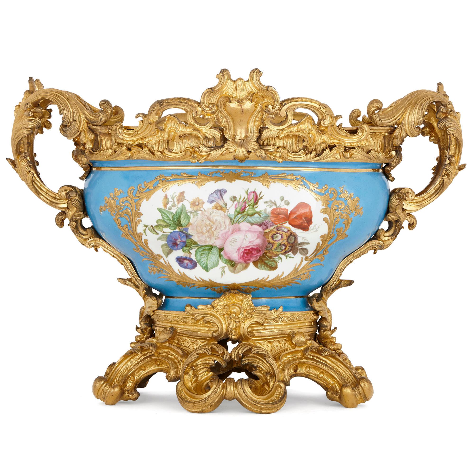 Français Bol de centre de table en porcelaine et bronze doré de style Sèvres en vente