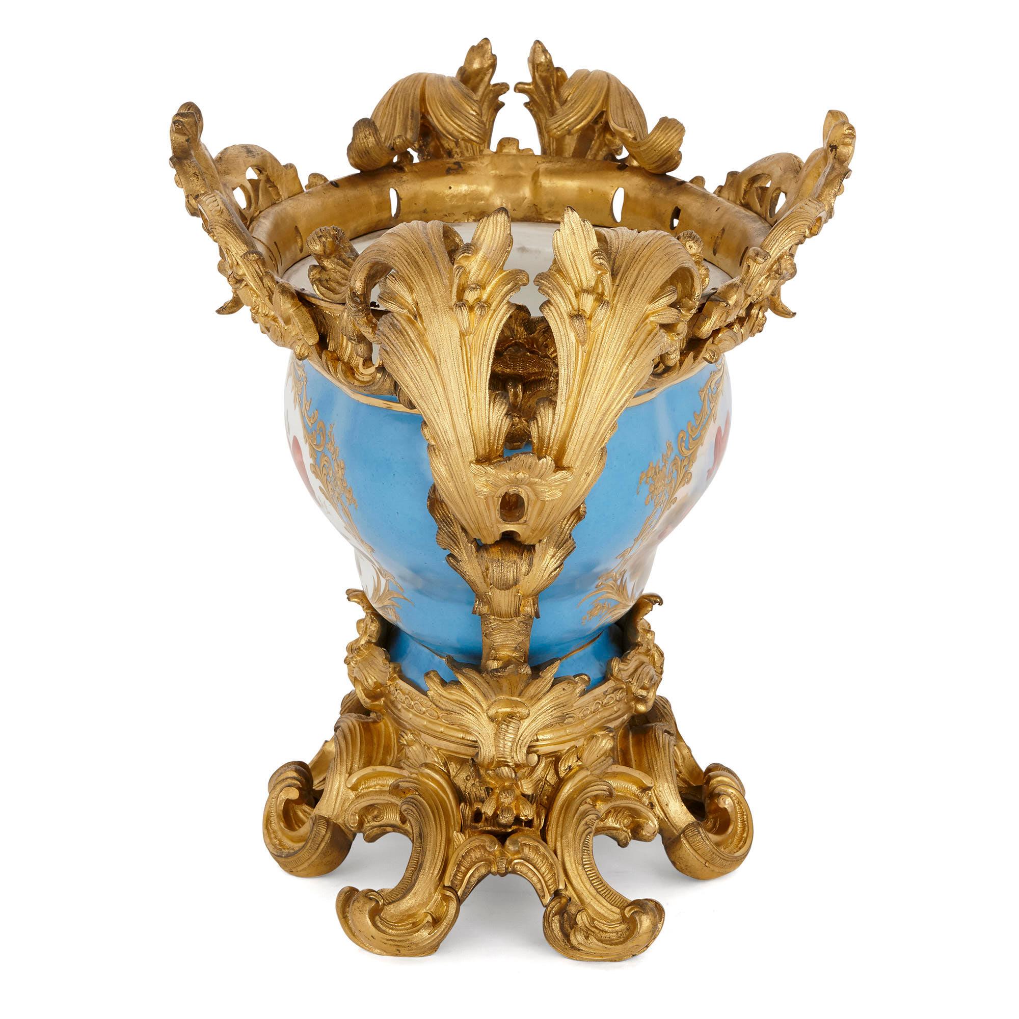 Doré Bol de centre de table en porcelaine et bronze doré de style Sèvres en vente