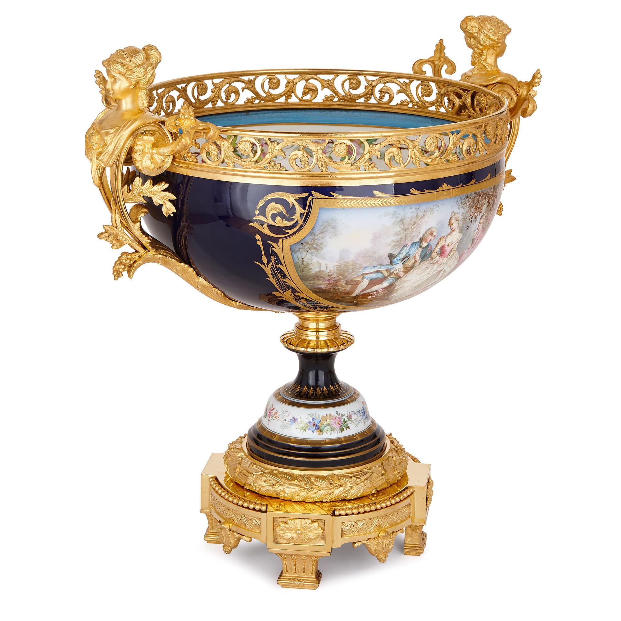 Cette exquise garniture en trois parties complétera à merveille une cheminée, une niche ou une table, où sa finesse de conception et d'exécution pourra être appréciée à sa juste valeur. 

La garniture se compose d'une jardinière, dont la coupe est