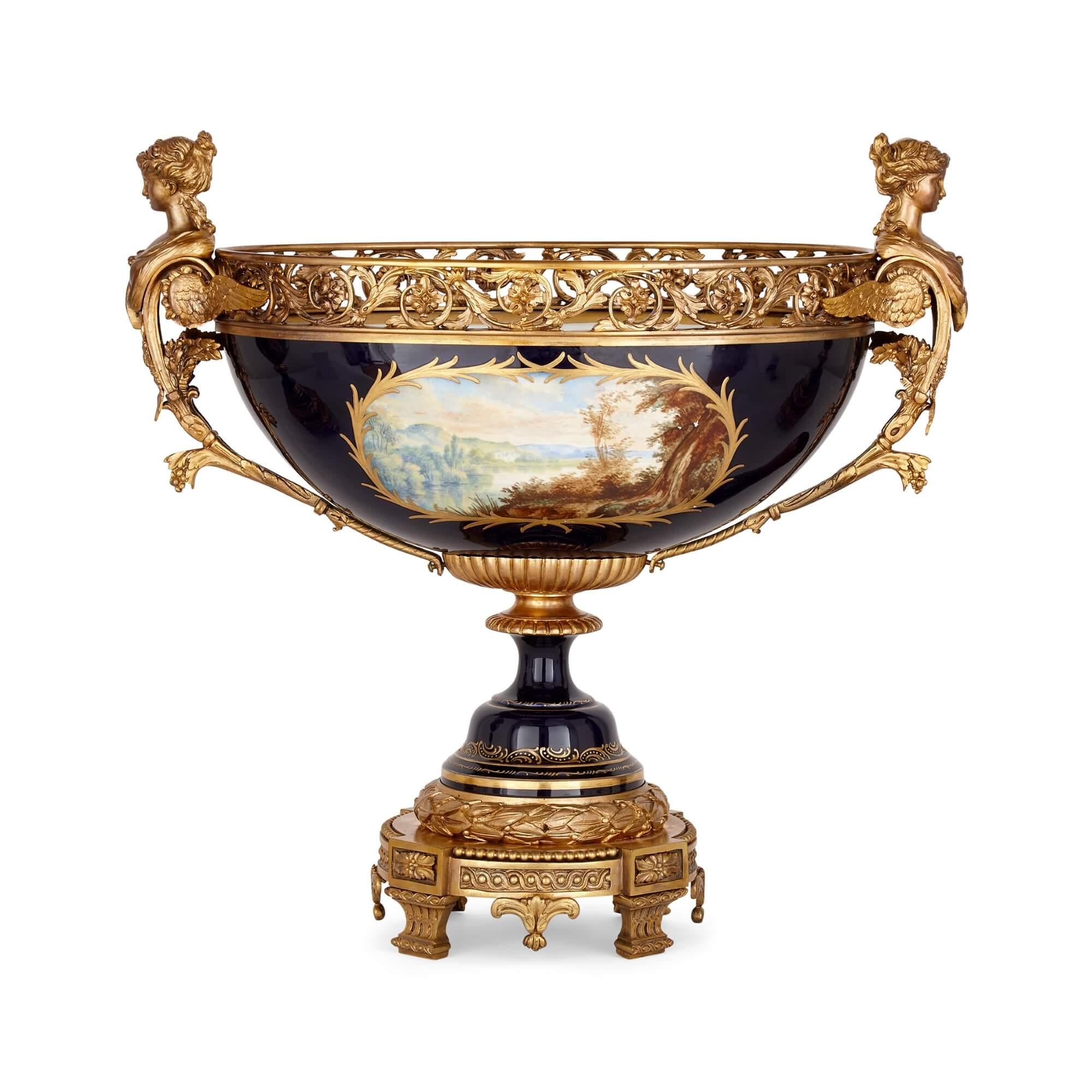 Rococò Suite di guarnizioni in porcellana di Sèvres e bronzo dorato Jardinière e vaso in vendita