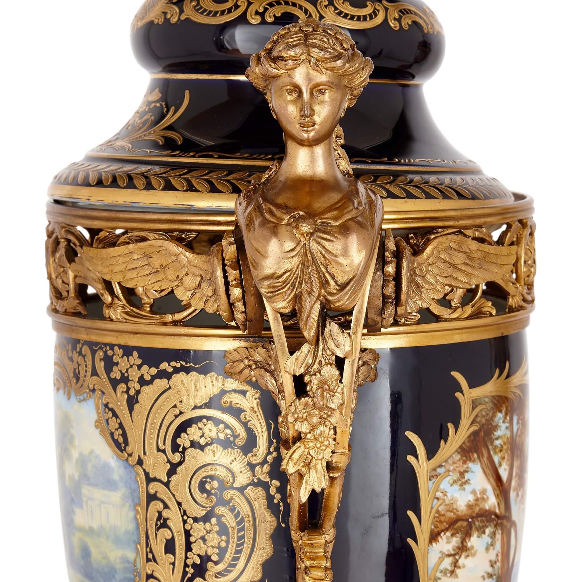 XIX secolo Suite di guarnizioni in porcellana di Sèvres e bronzo dorato Jardinière e vaso in vendita