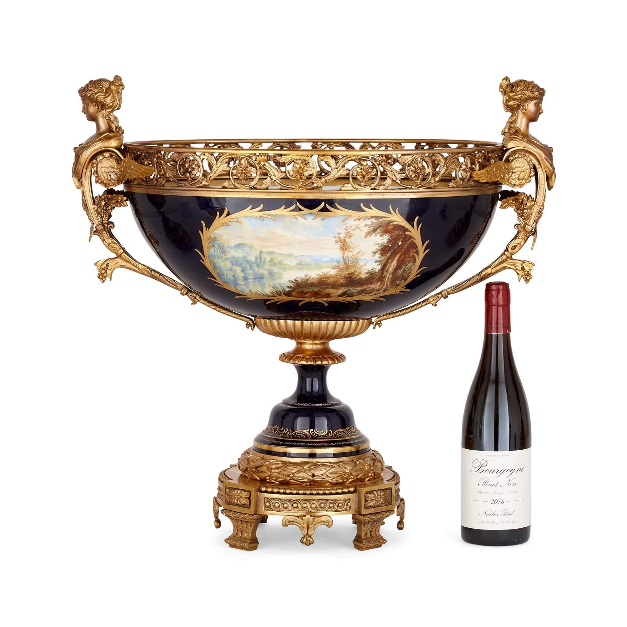 Suite di guarnizioni in porcellana di Sèvres e bronzo dorato Jardinière e vaso in vendita 2