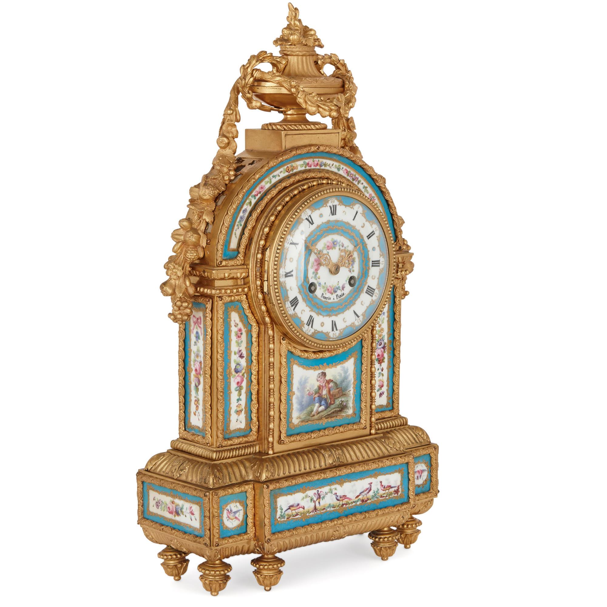 Diese schöne Kaminsimsuhr wurde im Rokoko-Stil des 18. Jahrhunderts entworfen, der durch die Porzellanmanufaktur Sèvres populär wurde. Die Uhr wurde fachmännisch in Bronze gegossen und vergoldet und dann mit aufwendig bemalten Porzellanplättchen