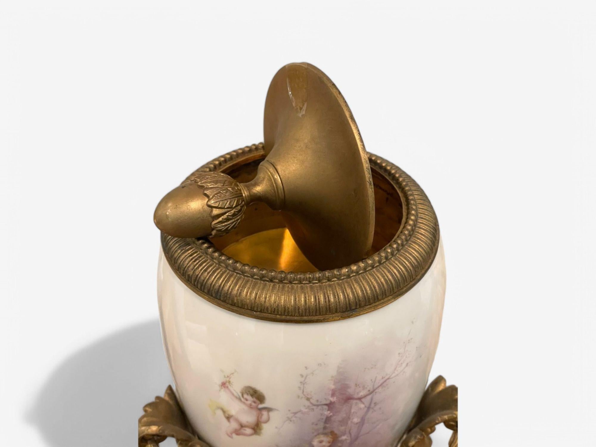 Urna in stile Sèvres, porcellana, bronzo, con scena allegorica di donna nuda, anni '30 in vendita 4