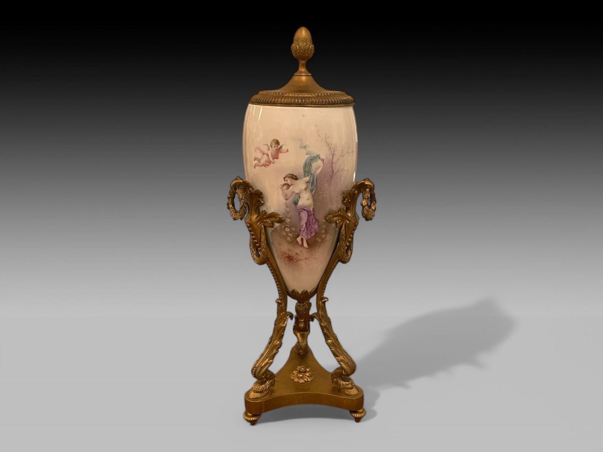 Stile Sèvres, porcellana, bronzo, urna o vaso con scena allegorica di donna nuda, Francia, anni 30

Squisita urna in porcellana dorata con piano in bronzo rimovibile in stile Sèvres. L'urna presenta tre scene splendidamente dipinte di fanciulle a