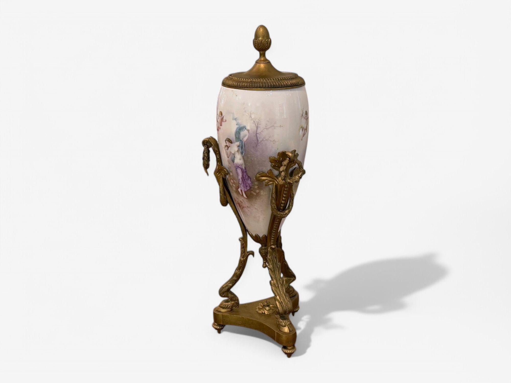 Francese Urna in stile Sèvres, porcellana, bronzo, con scena allegorica di donna nuda, anni '30 in vendita