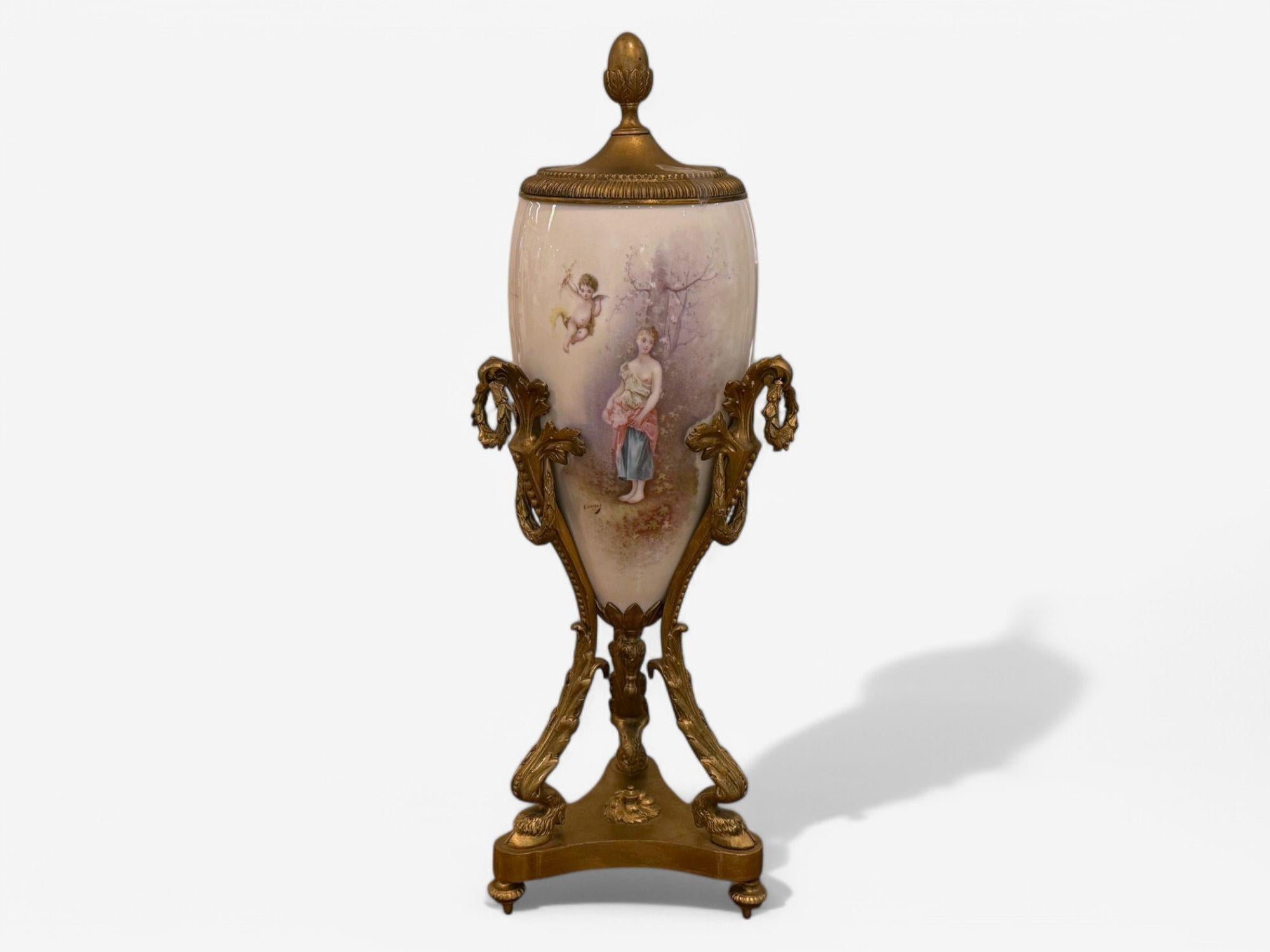 Urna in stile Sèvres, porcellana, bronzo, con scena allegorica di donna nuda, anni '30 In condizioni buone in vendita a Manhasset, NY