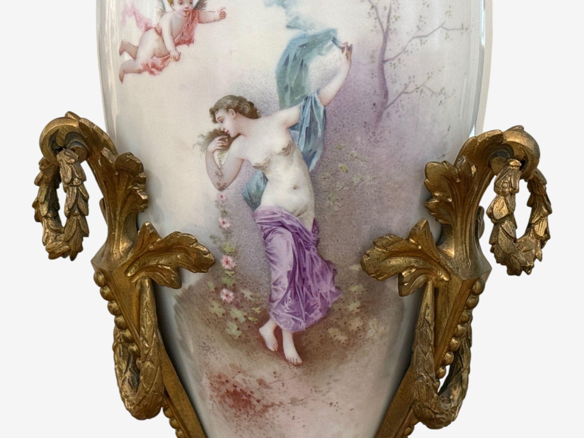 Metà XX secolo Urna in stile Sèvres, porcellana, bronzo, con scena allegorica di donna nuda, anni '30 in vendita