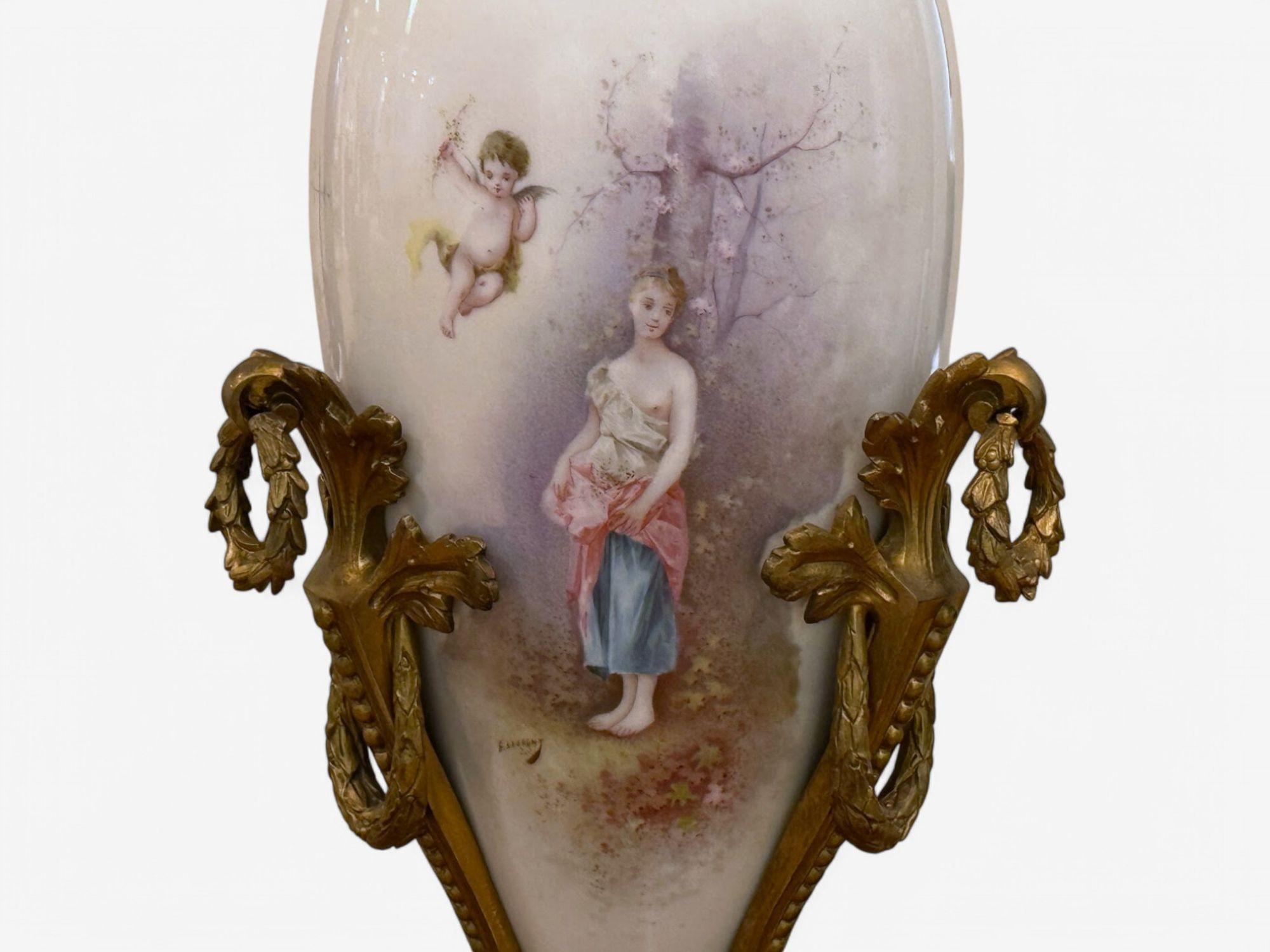 Bronzo Urna in stile Sèvres, porcellana, bronzo, con scena allegorica di donna nuda, anni '30 in vendita