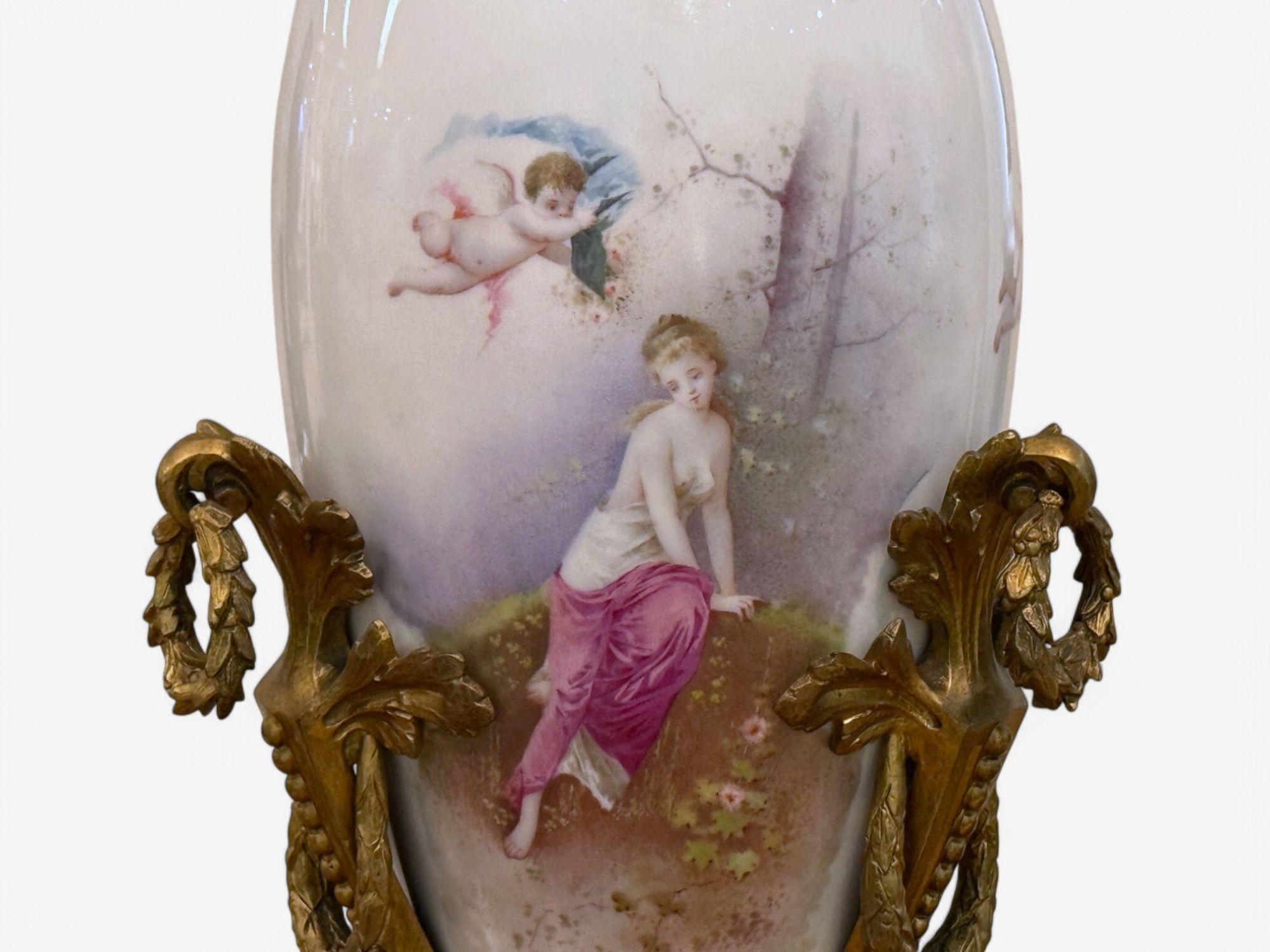 Urna in stile Sèvres, porcellana, bronzo, con scena allegorica di donna nuda, anni '30 in vendita 1