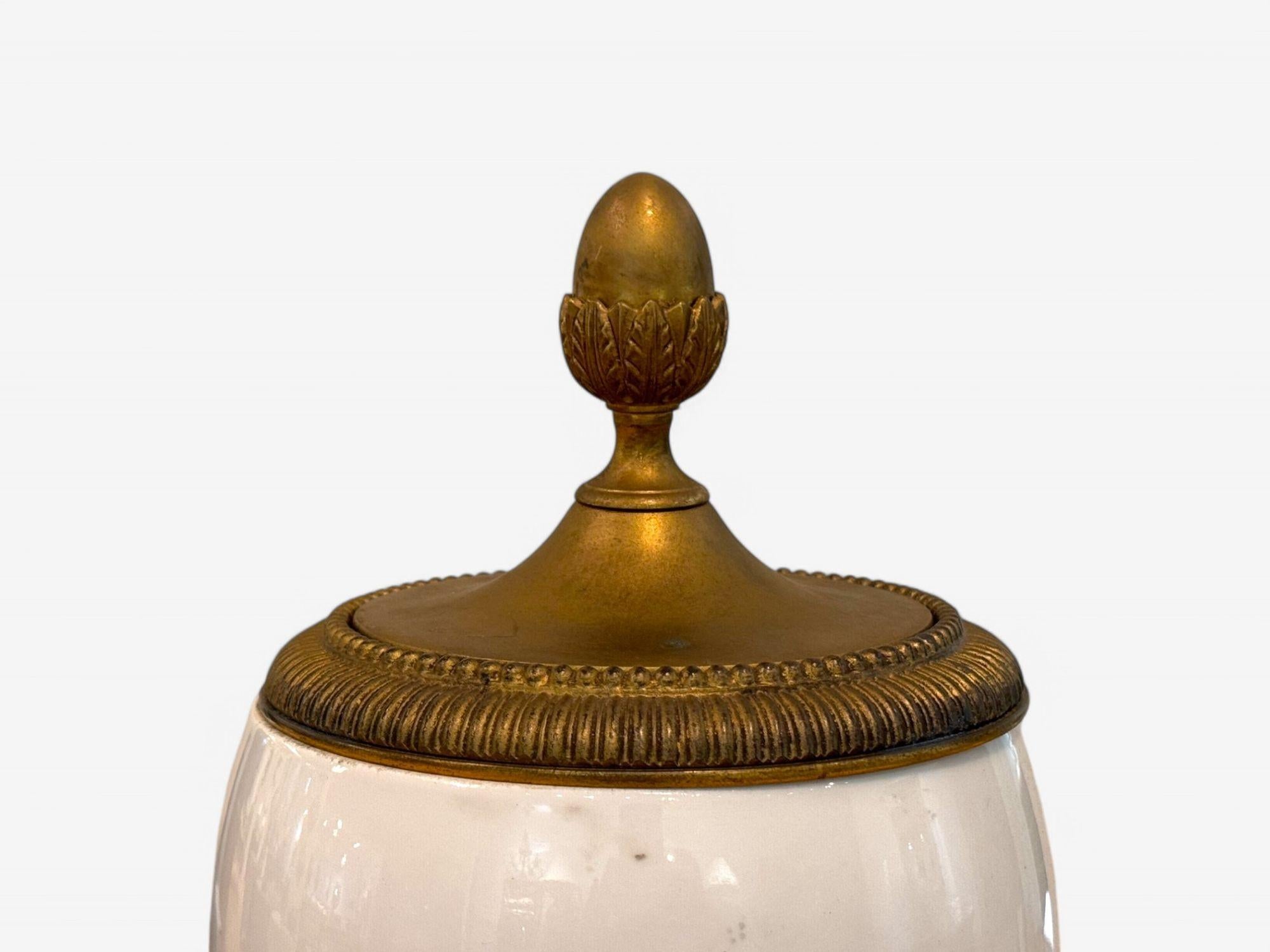Urna in stile Sèvres, porcellana, bronzo, con scena allegorica di donna nuda, anni '30 in vendita 3