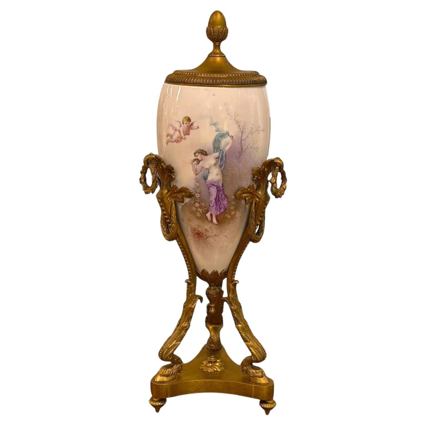 Urna in stile Sèvres, porcellana, bronzo, con scena allegorica di donna nuda, anni '30 in vendita