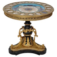 Mesa de centro de porcelana estilo Sevres, hacia 1880.