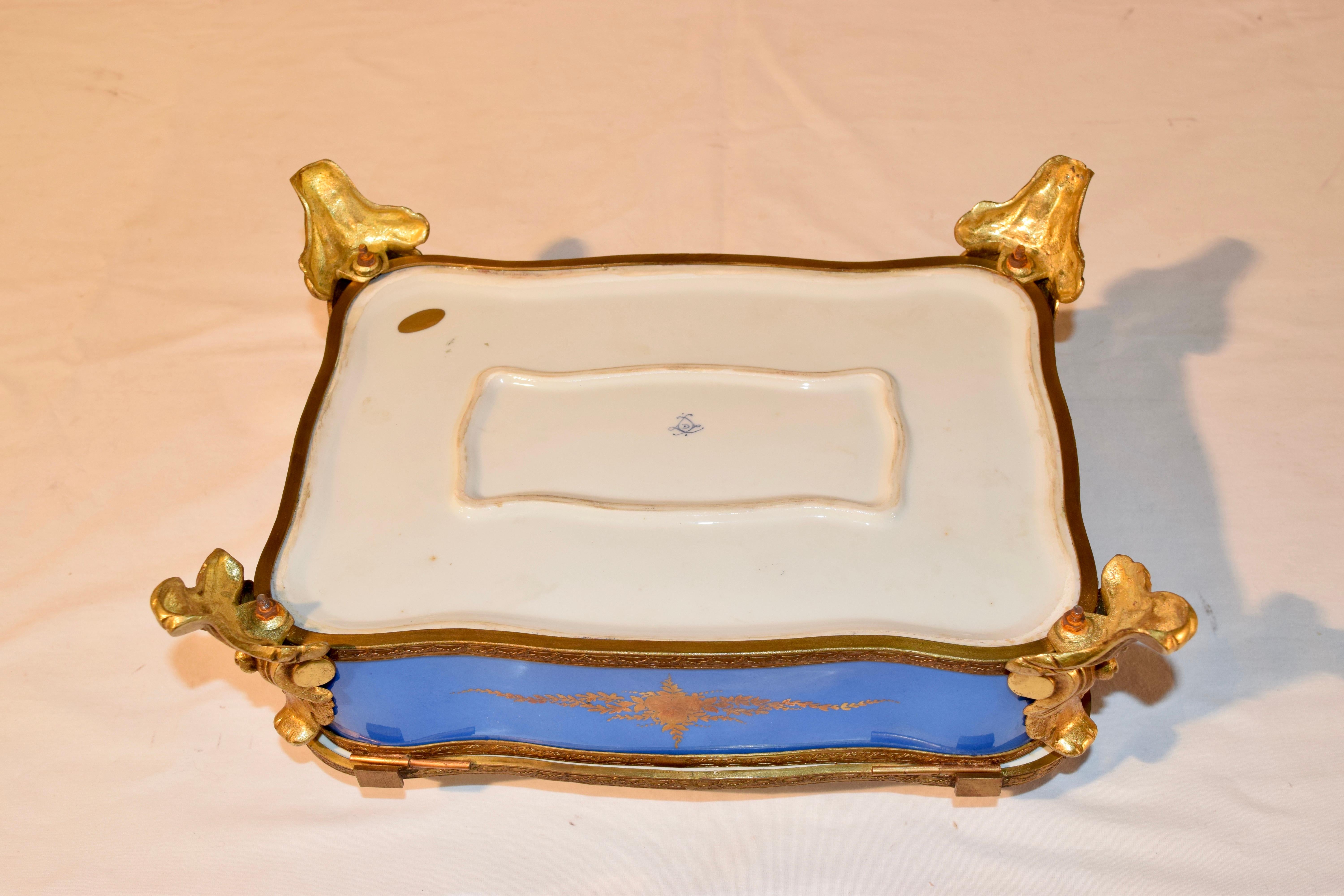 Sevres Style Porcelain Footed Dresser Box, circa 1920 For Sale 3