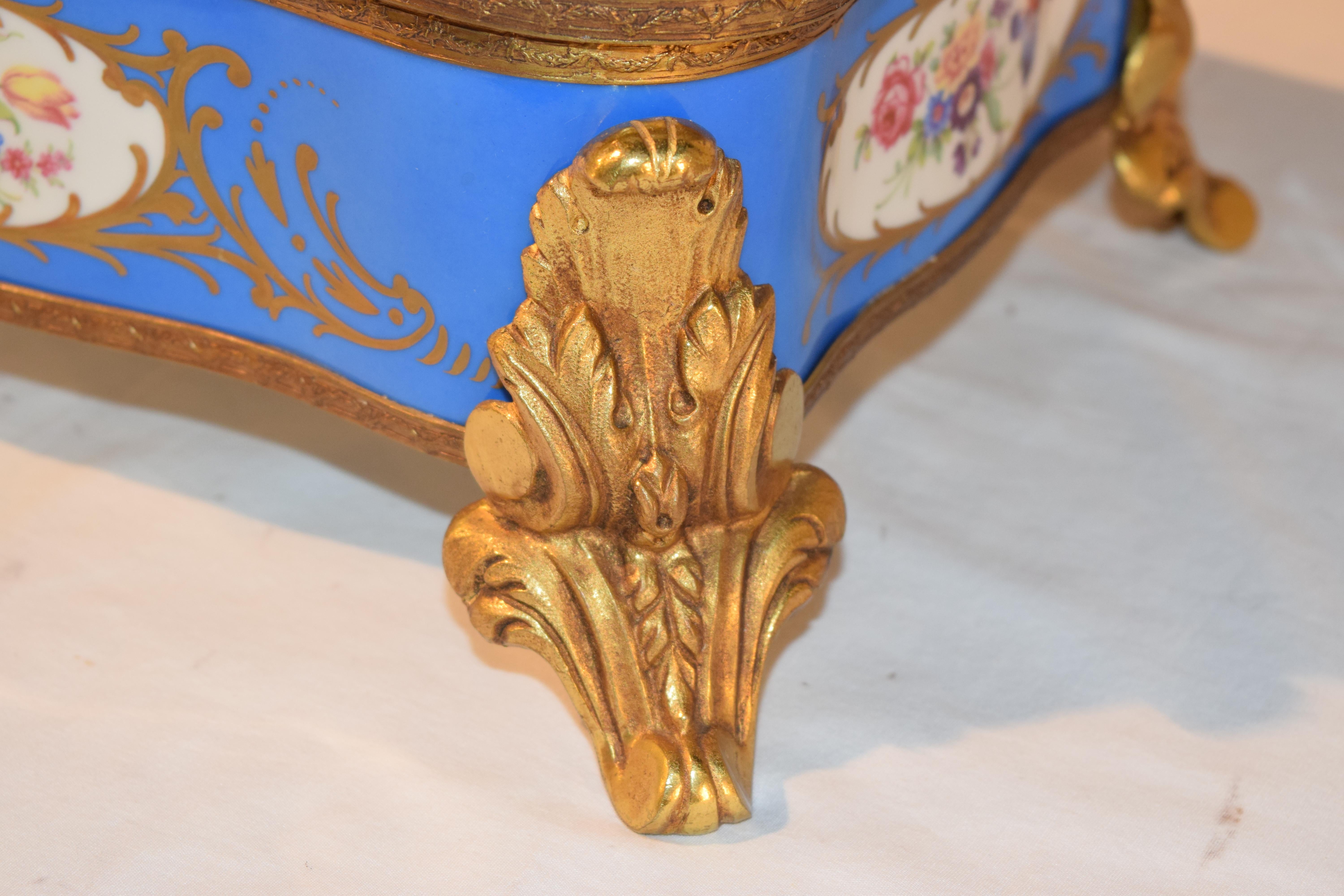 Sevres Style Porcelain Footed Dresser Box, circa 1920 For Sale 6