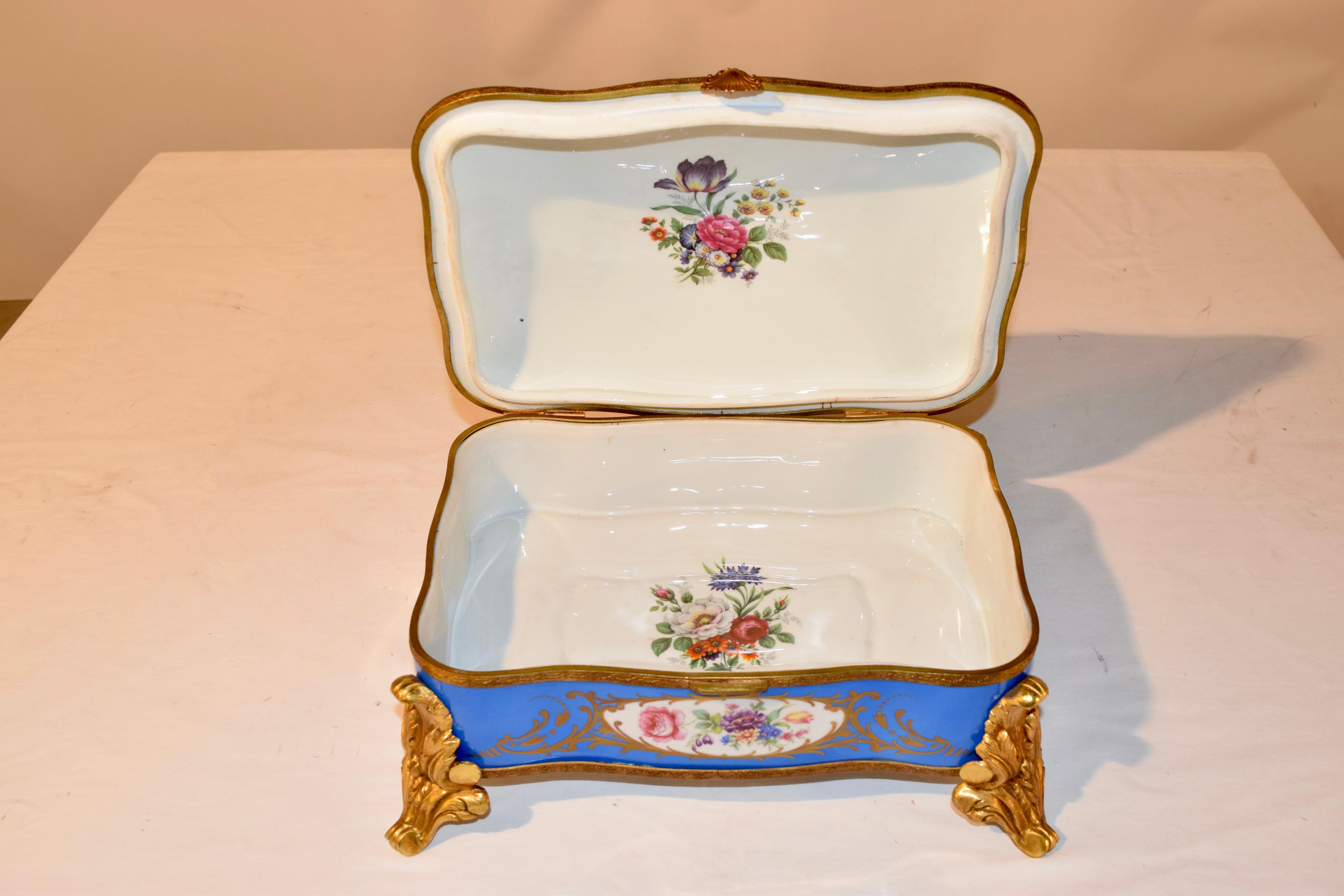 Sevres Style Porcelain Footed Dresser Box, circa 1920 In Good Condition For Sale In High Point, NC