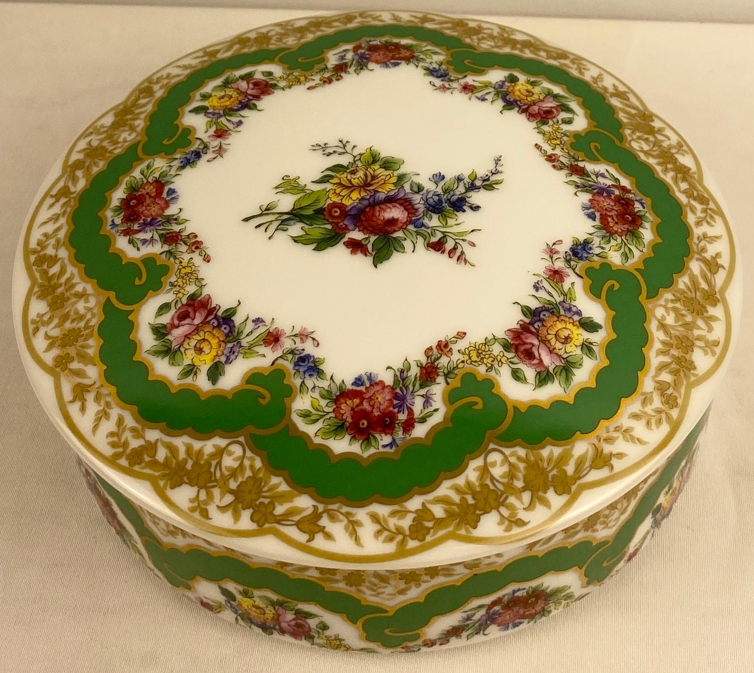 20ième siècle Bonbonnière ou boîte à bijoux à couvercle en porcelaine de style Sèvres en vente