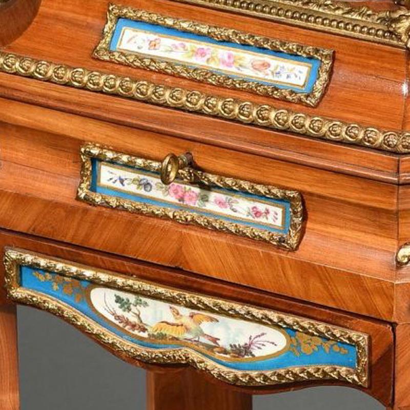 Napoléon III Boîte à bijoux sur pied en porcelaine de style Sèvres attribuée à Giroux en vente