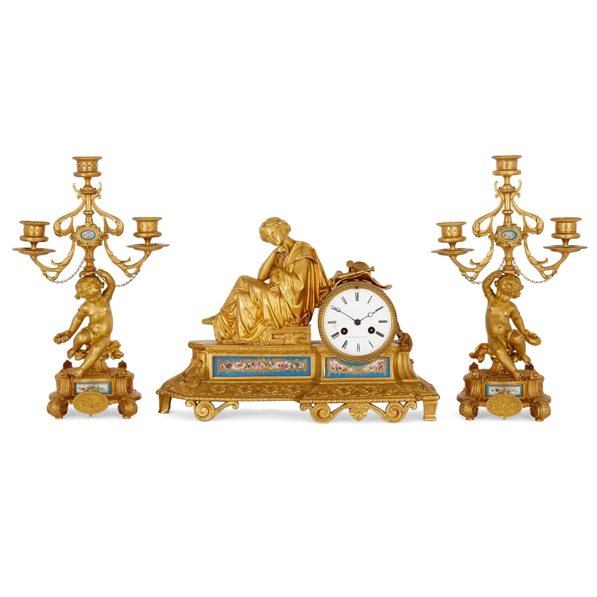 Ensemble de trois pièces d'horloges françaises en porcelaine et bronze doré
France, fin du XIXe siècle
Horloge : hauteur 27 cm, largeur 36,5 cm, profondeur 12 cm
Candélabre : hauteur 33 cm, largeur 20 cm, profondeur 11,5 cm

Ce bel ensemble
