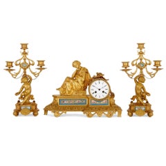 Ensemble de trois pièces d'horloges françaises en porcelaine et bronze doré