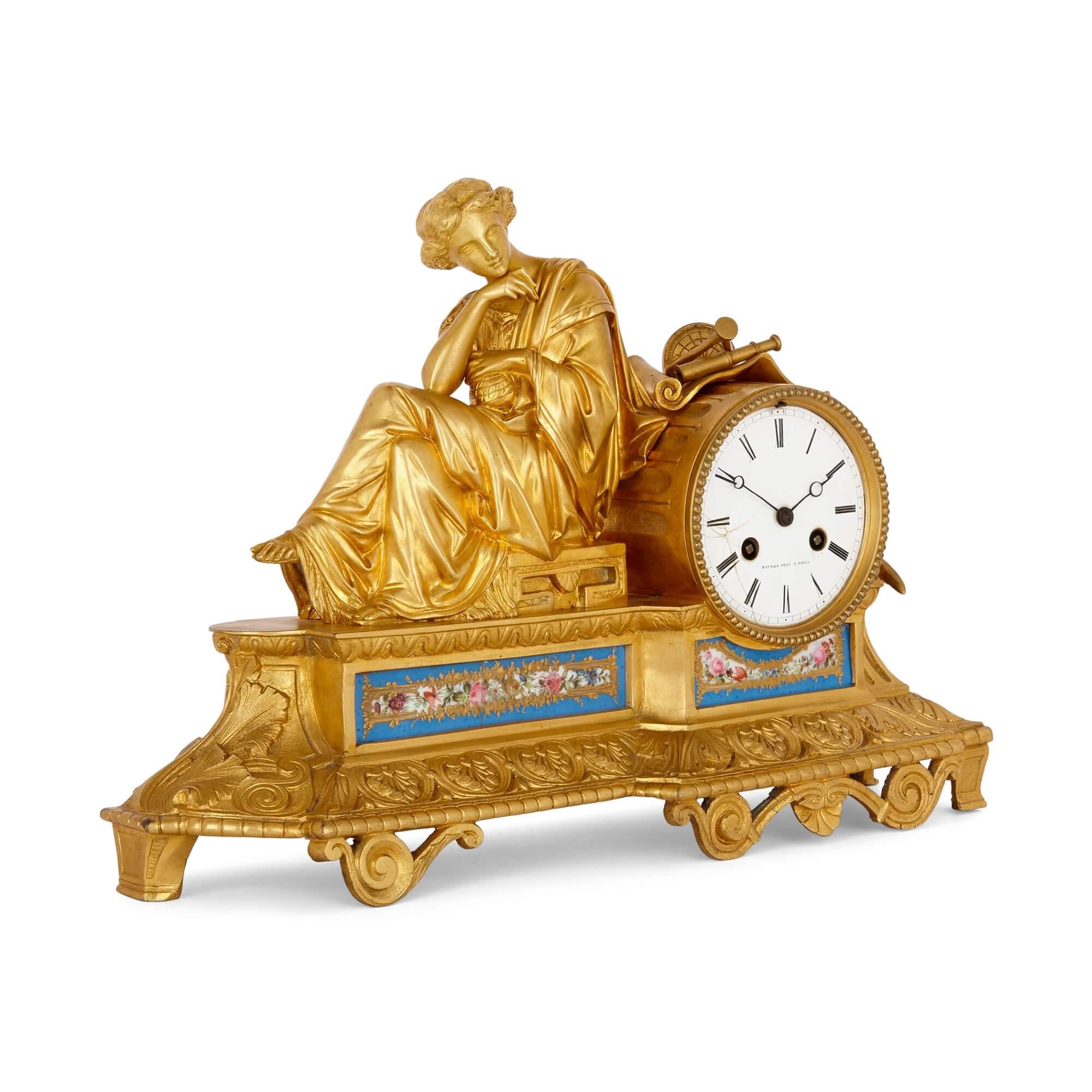 Zweiteiliges französisches Uhrenset aus Porzellan und vergoldeter Bronze (Neoklassisch) im Angebot