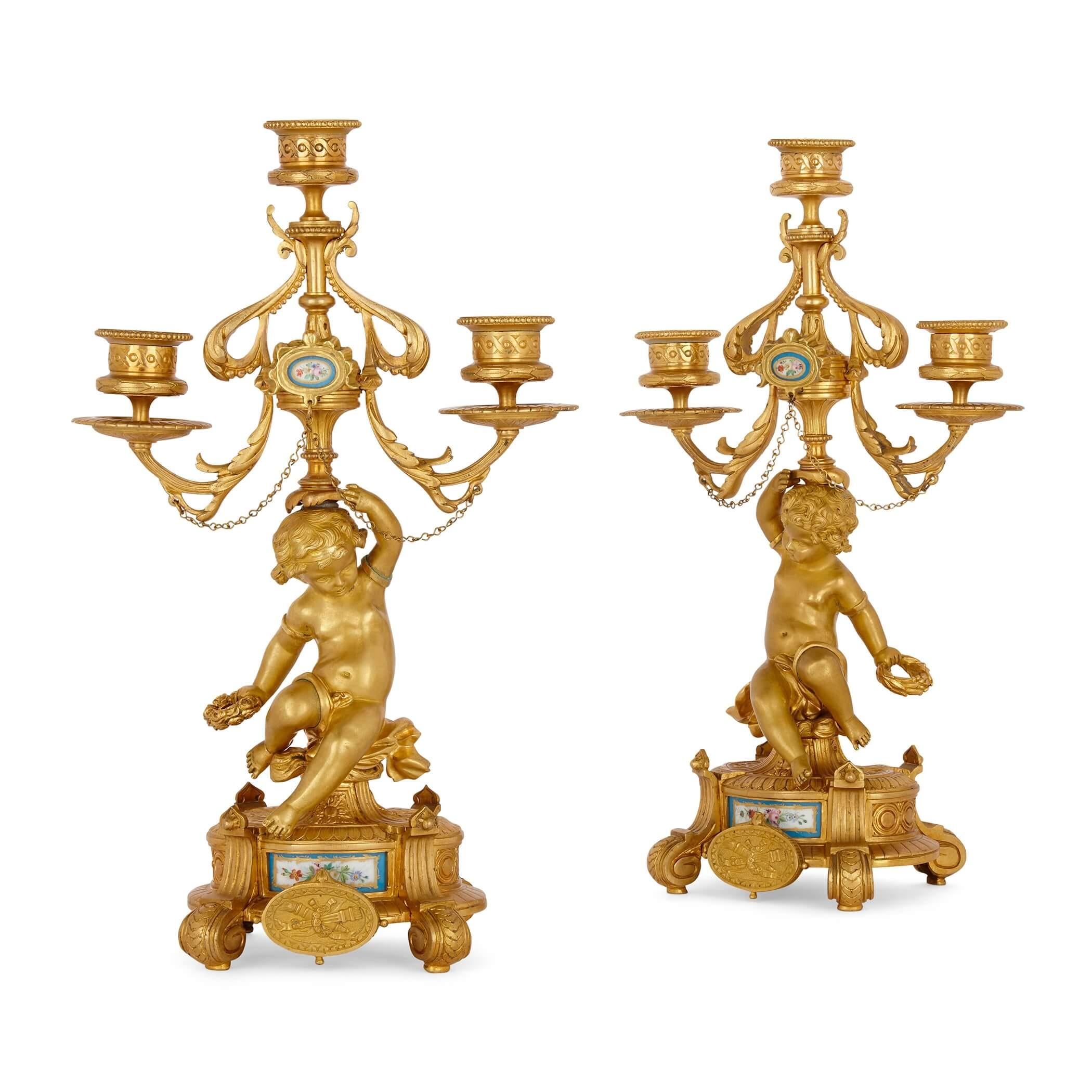 Français Ensemble de trois pièces d'horloges françaises en porcelaine et bronze doré en vente