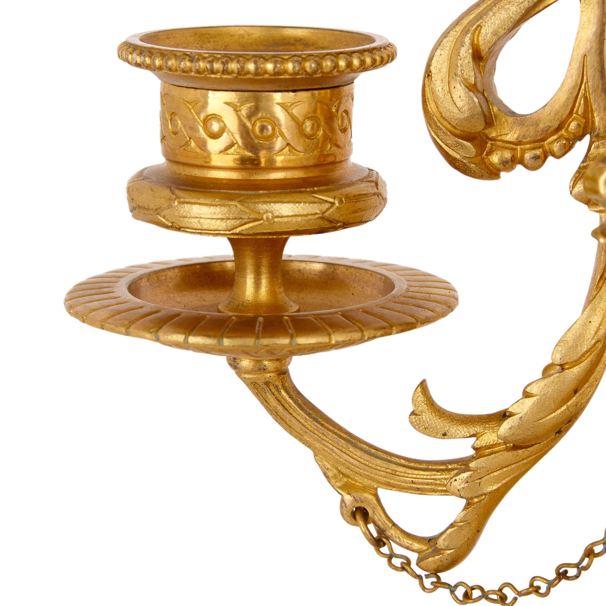Bronze doré Ensemble de trois pièces d'horloges françaises en porcelaine et bronze doré en vente