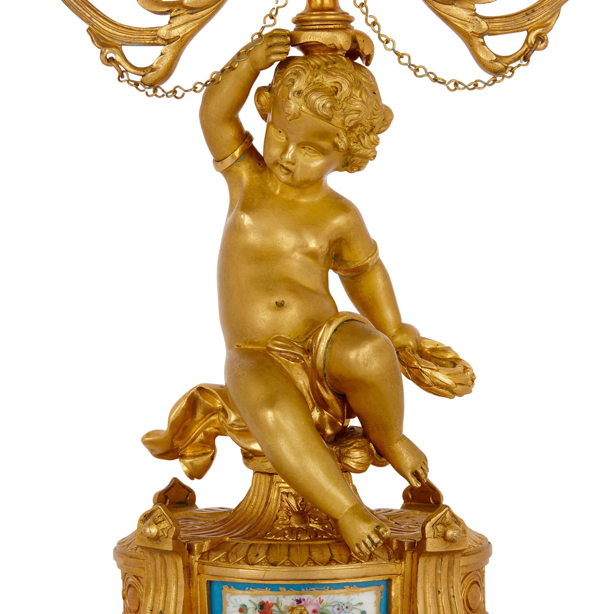 Ensemble de trois pièces d'horloges françaises en porcelaine et bronze doré en vente 1