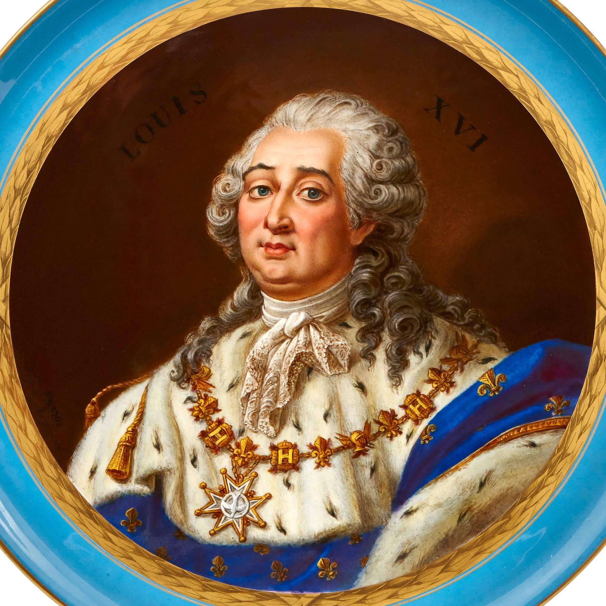 Questo squisito piatto antico in porcellana è stato realizzato nello stile della famosa manifattura di Sèvres e raffigura il re Luigi XVI di Francia. Il ritratto mostra il re con una parrucca incipriata e un sontuoso mantello di ermellino ed è