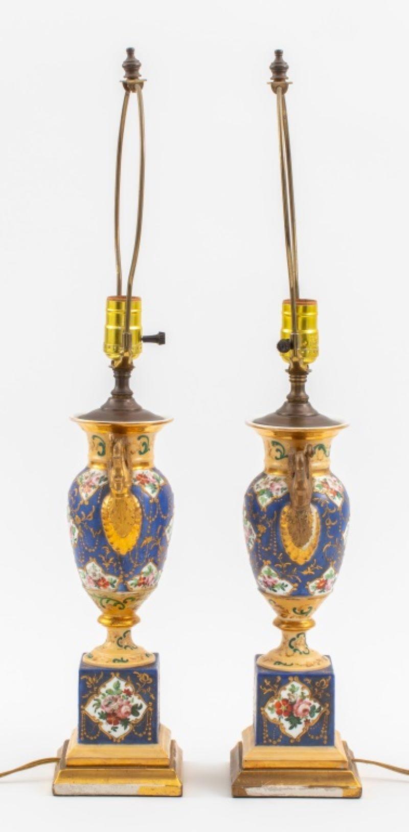 Provincial français Paire d'urnes en porcelaine montées en lampes, style Sèvres en vente