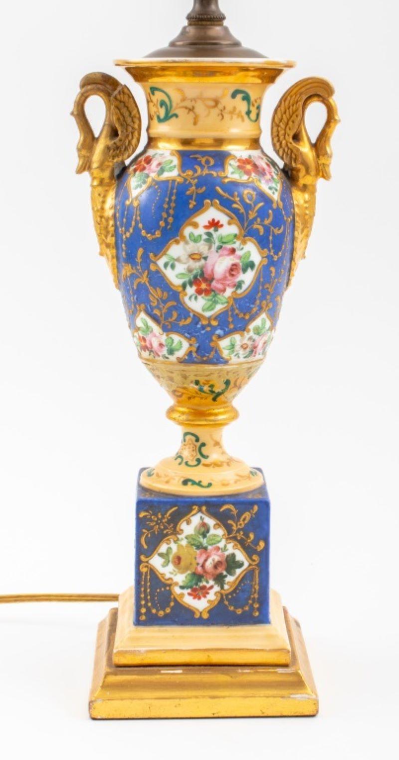 XIXe siècle Paire d'urnes en porcelaine montées en lampes, style Sèvres en vente