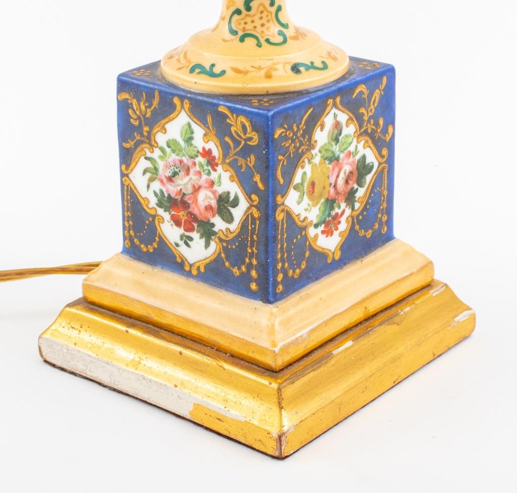 Céramique Paire d'urnes en porcelaine montées en lampes, style Sèvres en vente