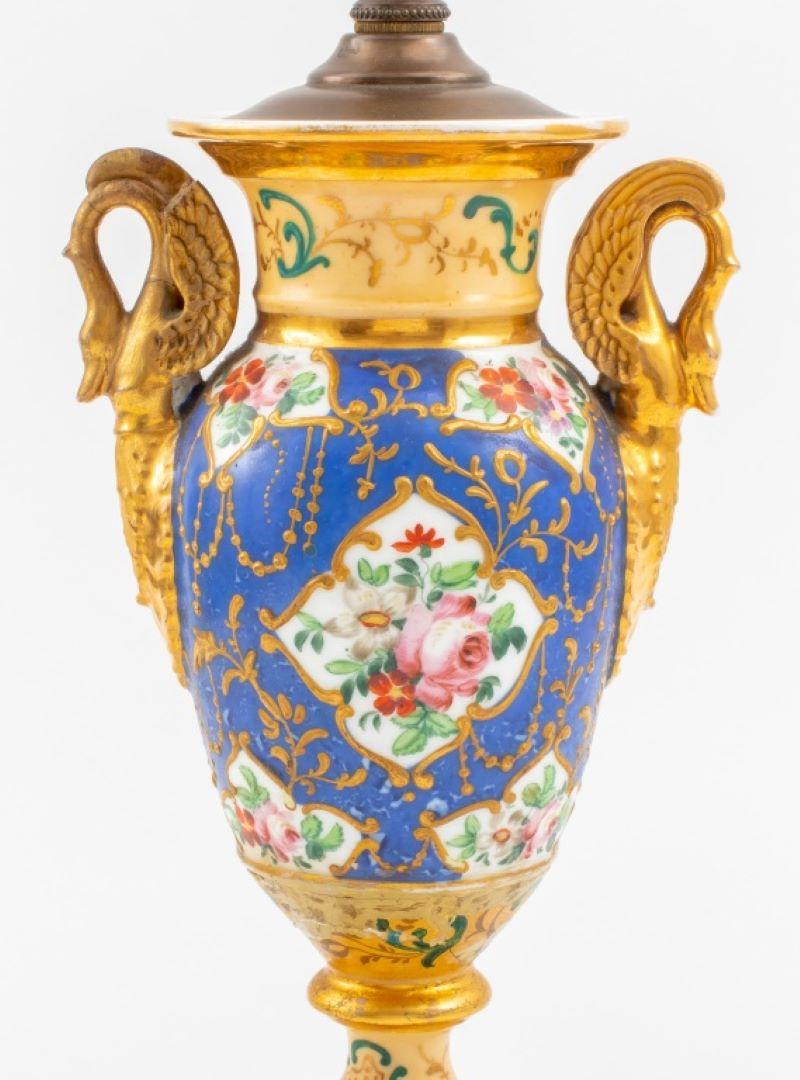 Paire d'urnes en porcelaine montées en lampes, style Sèvres en vente 1