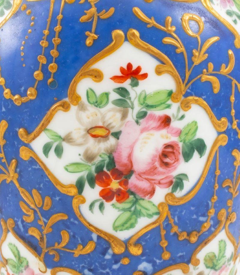 Paire d'urnes en porcelaine montées en lampes, style Sèvres en vente 2