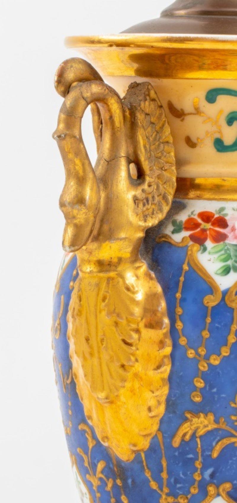 Paire d'urnes en porcelaine montées en lampes, style Sèvres en vente 3