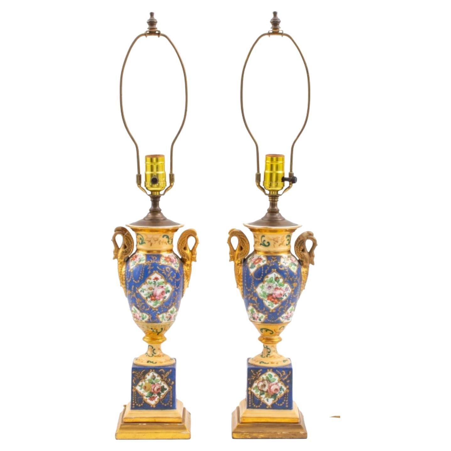 Paire d'urnes en porcelaine montées en lampes, style Sèvres