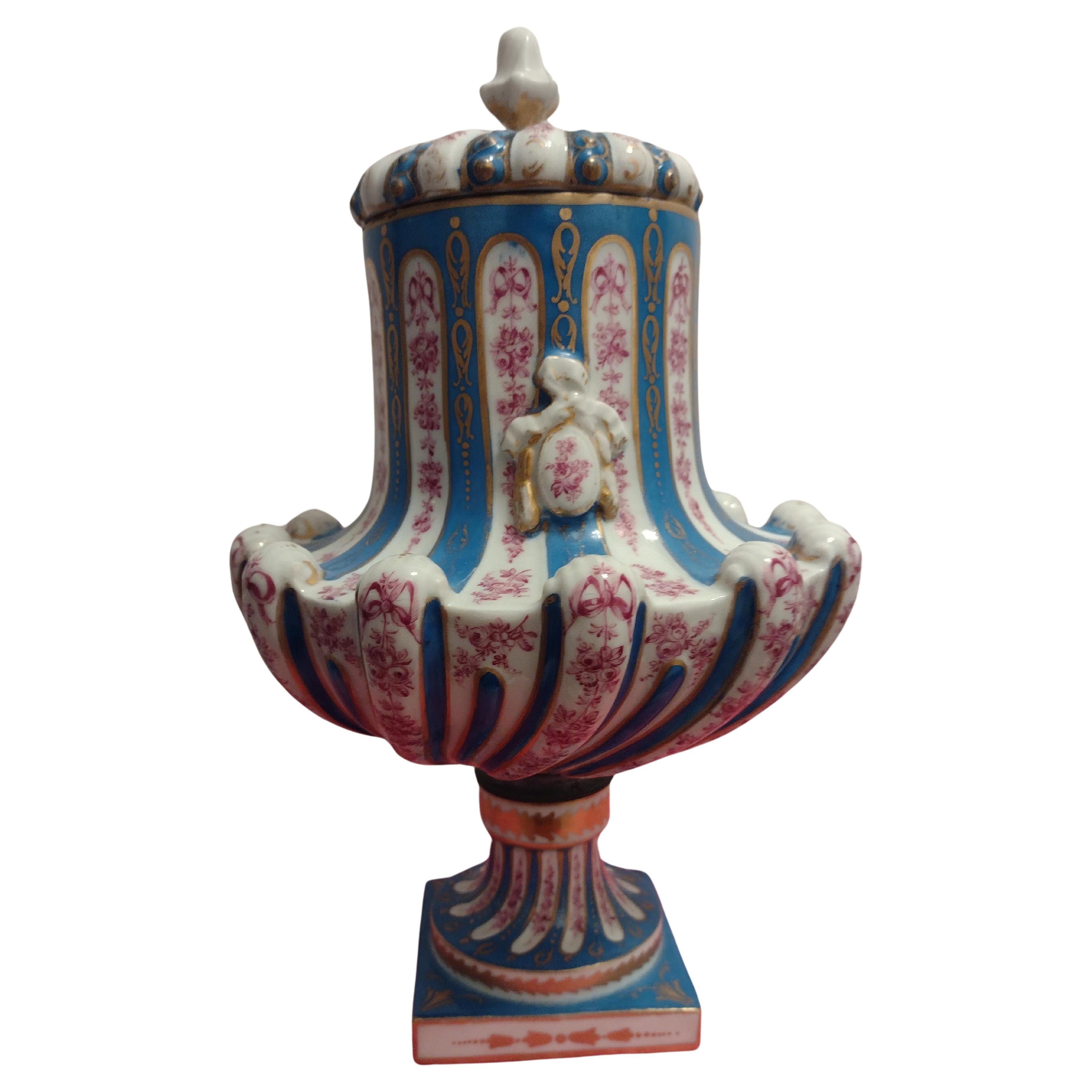 Vase en porcelaine de style Sèvres, France Début du 20e siècle  en vente