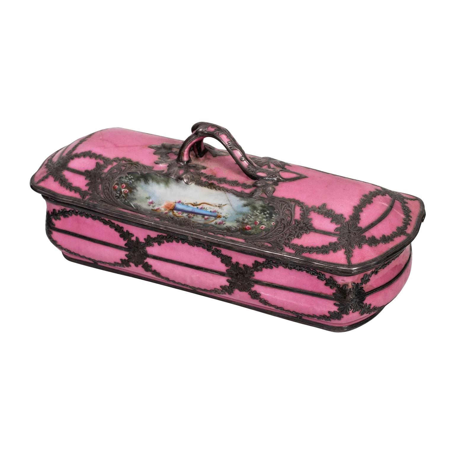 Rechteckige rosafarbene Schachtel und Deckel im Sevres-Stil „Silvered“ mit Stiftabdeckung im Angebot