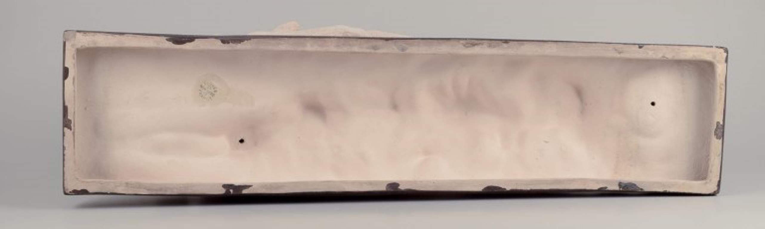Ceramica Sèvres Vinsare, Francia. Colossale scultura in ceramica di due levrieri in corsa. in vendita