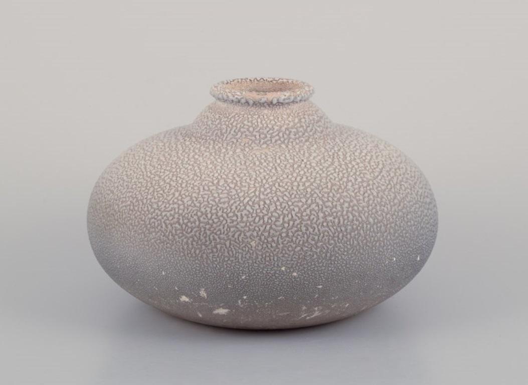 Sevres Vinsare, Frankreich. Große Keramikvase im Art déco-Stil.
Ungefähr ab 1930.
Markiert.
In gutem Zustand mit Glasurverlusten im unteren Teil der Vase.
Abmessungen: H 15,5 cm x T 26,0 cm.