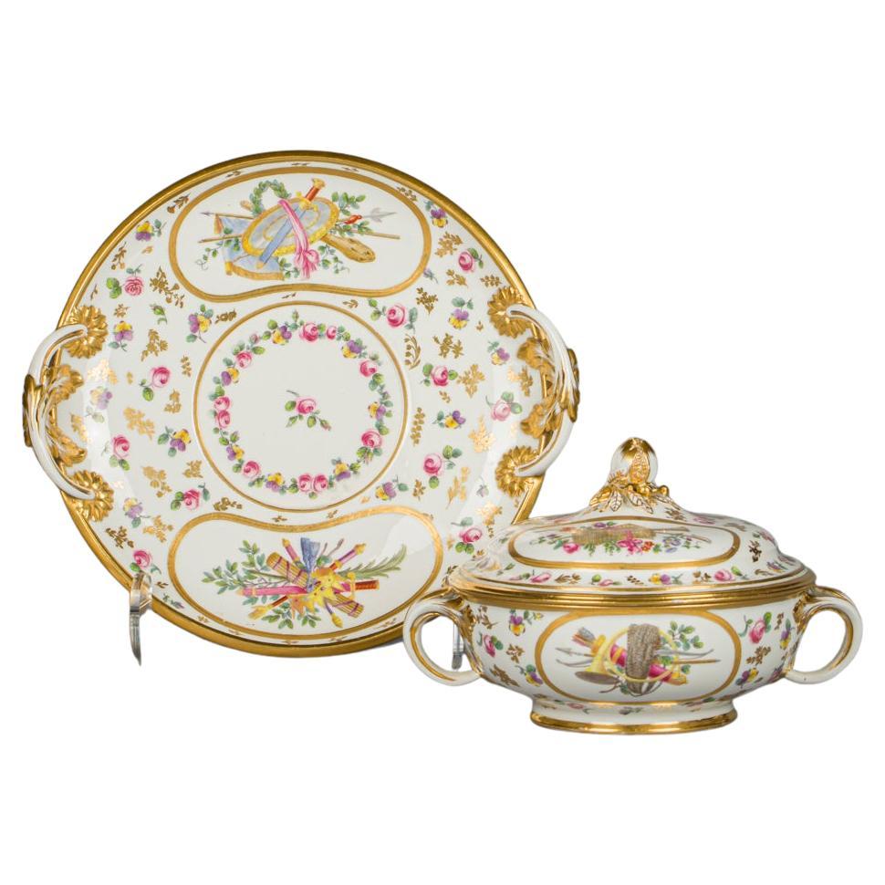 Sèvres White Glazed and Gilt Porcelain Écuelle, Cover and Underplate, circa 1775 For Sale
