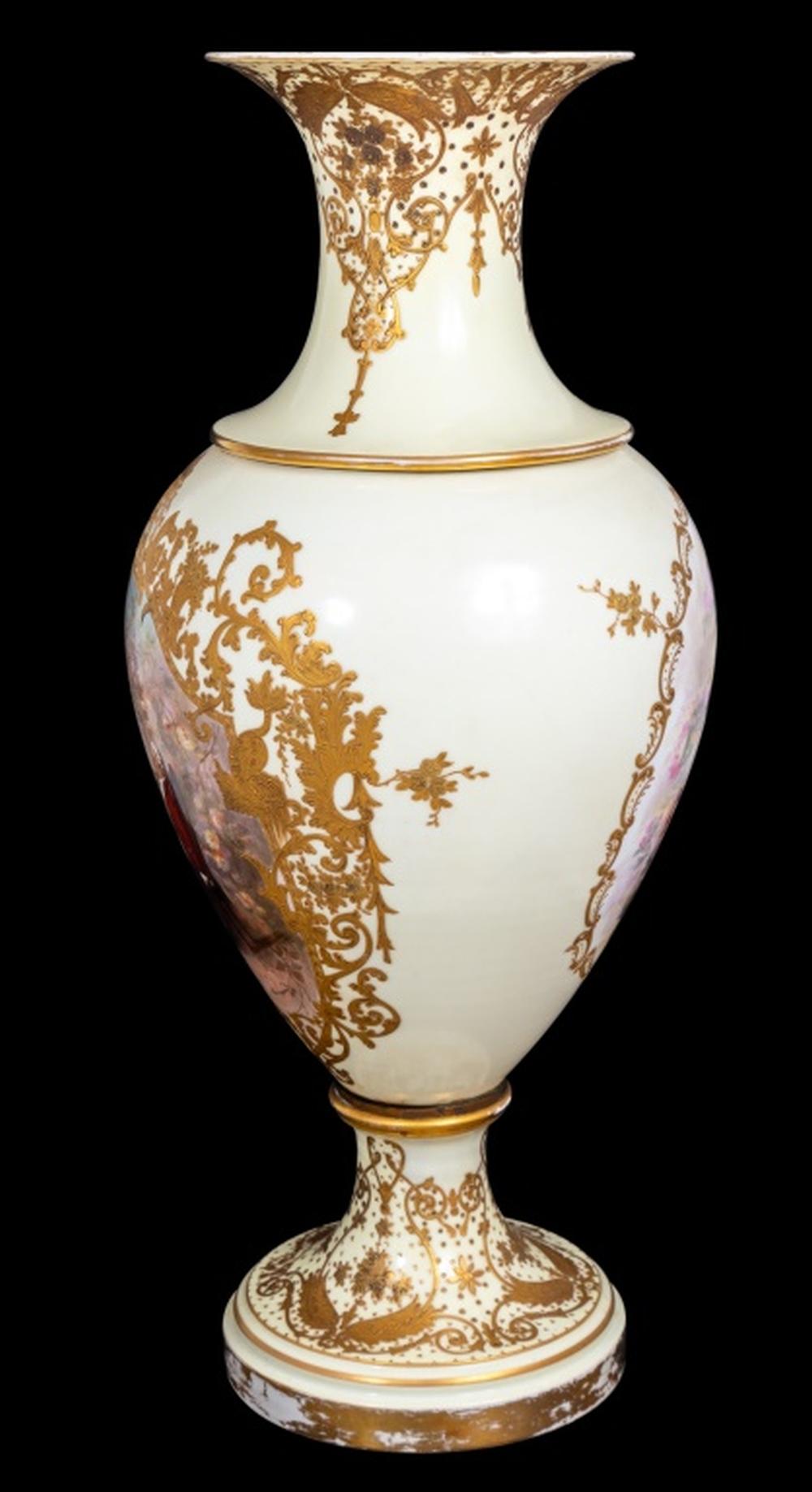 Vase ovoïde en porcelaine de Sèvres à fond blanc, fin du XIXe siècle, peint de personnages en costume du XVIIIe siècle assis à une table et buvant, et d'un bouquet de fleurs, signé 