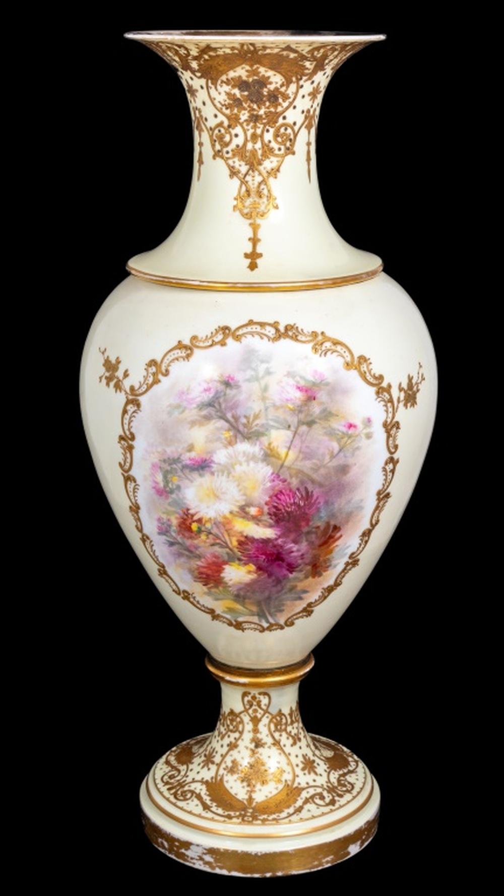 Français Vase ovoïde en porcelaine de Sèvres à fond blanc en vente