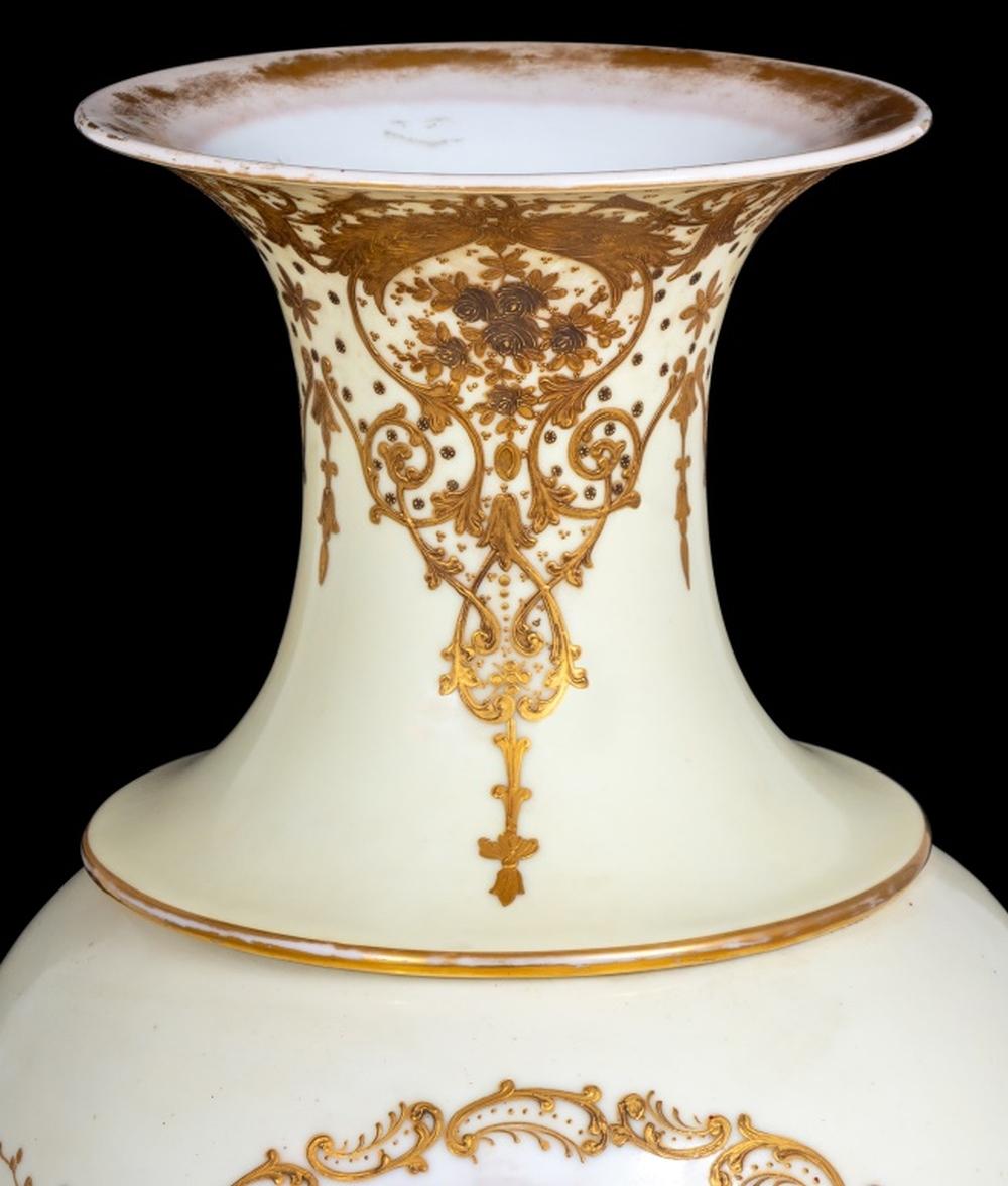Vase ovoïde en porcelaine de Sèvres à fond blanc État moyen - En vente à Astoria, NY